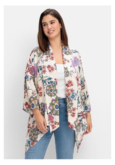 Длинная блузка в стиле кимоно с цветочным принтом.