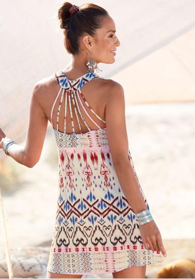 Пляжное платье с лямками специального дизайна.