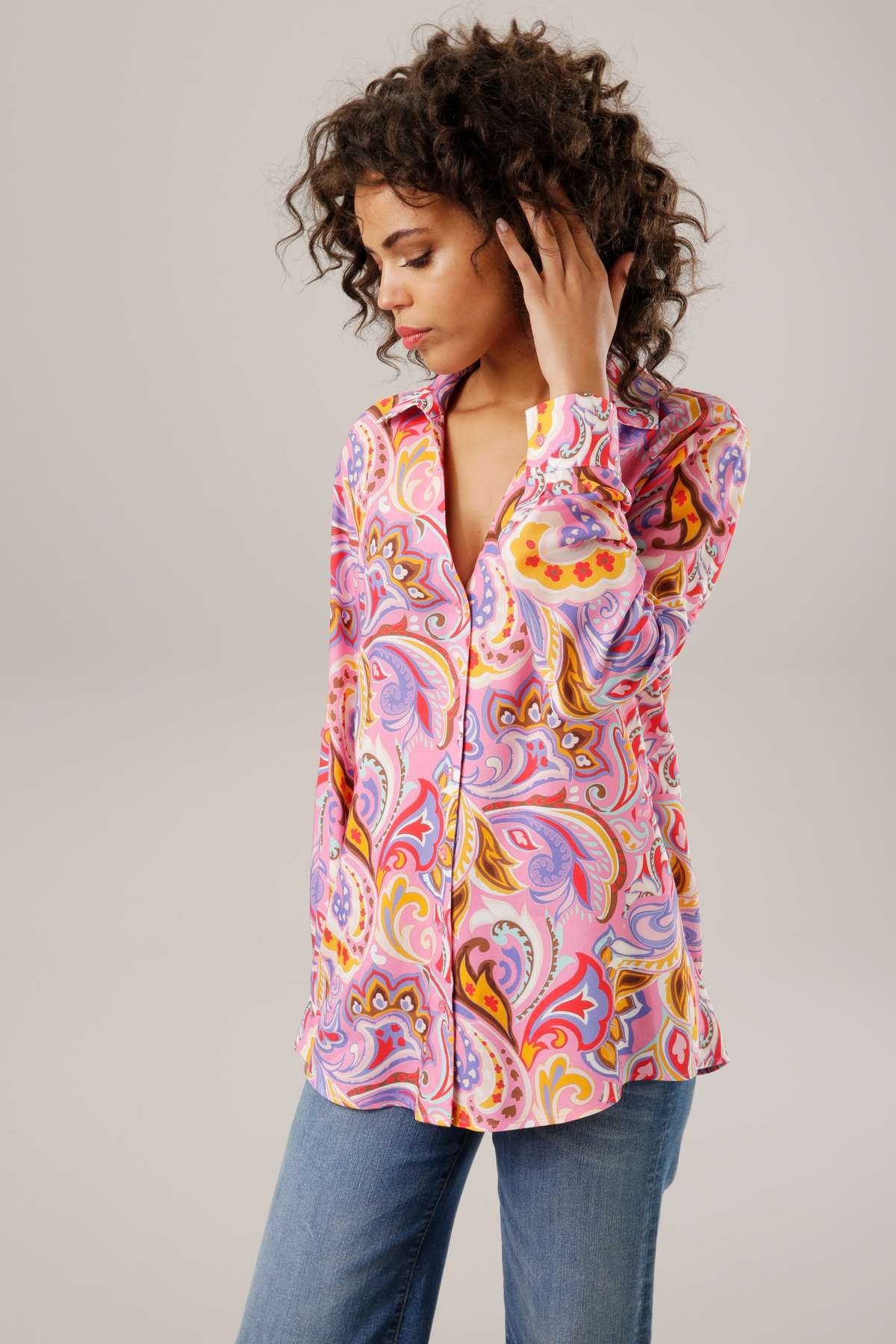 Блузка-рубашка с графичным узором пейсли — каждое изделие уникально.