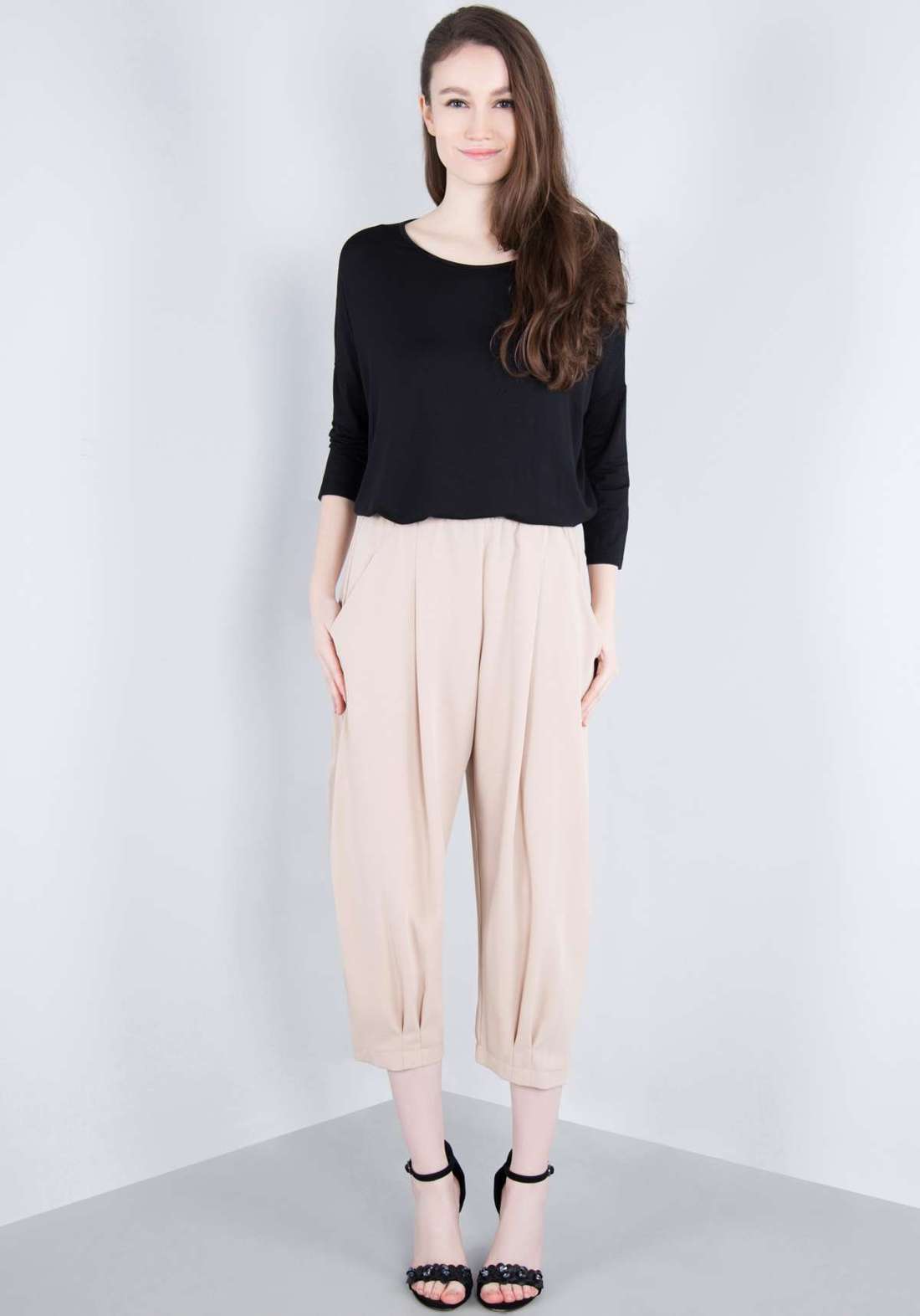 брюки 3/4 Verkürzte, fliessende `O - Shape` Hose mit Gummizug und Nahtdetails