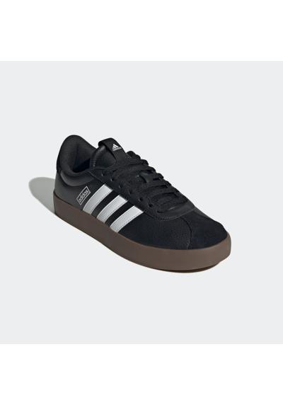 Кроссовки, вдохновленные дизайном Adidas Samba.