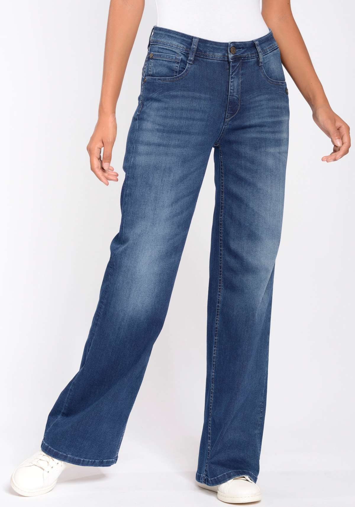 Широкие джинсы с эластаном для идеальной посадки.