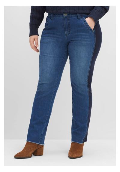 Прямые джинсы с трикотажными вставками по бокам.