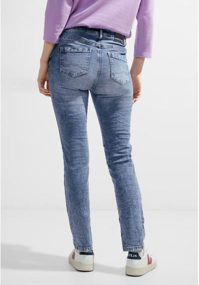 Прямые джинсы, завышенная талия.