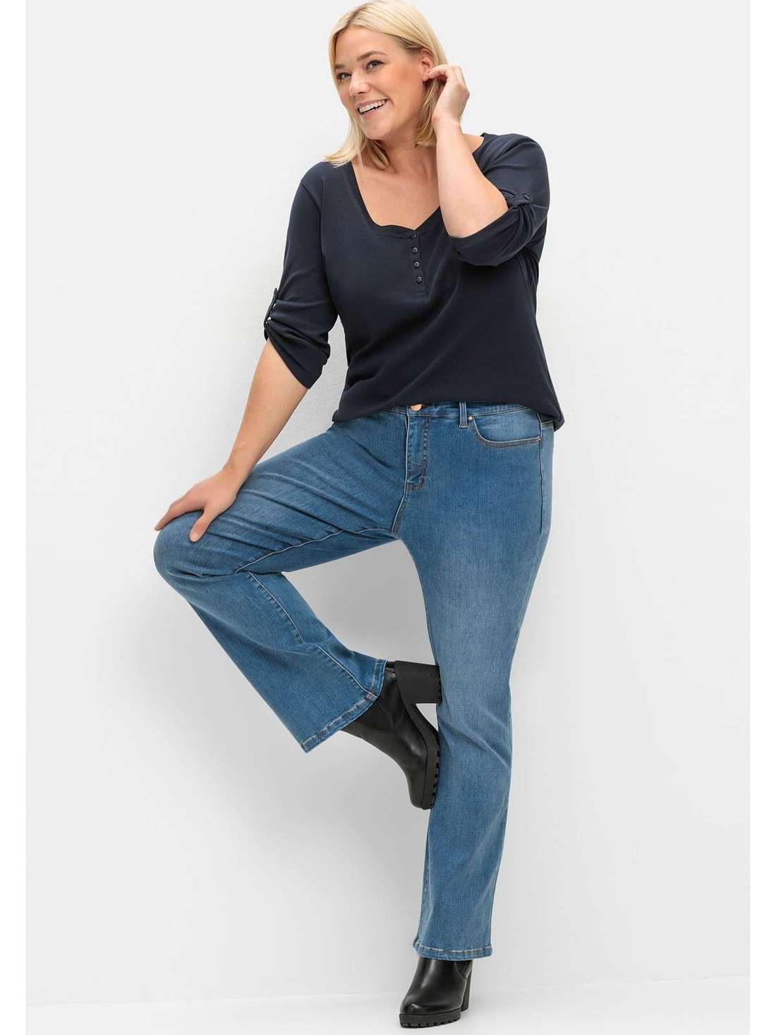 Джинсы Bootcut с эффектом бодиформинга. Große Größen
