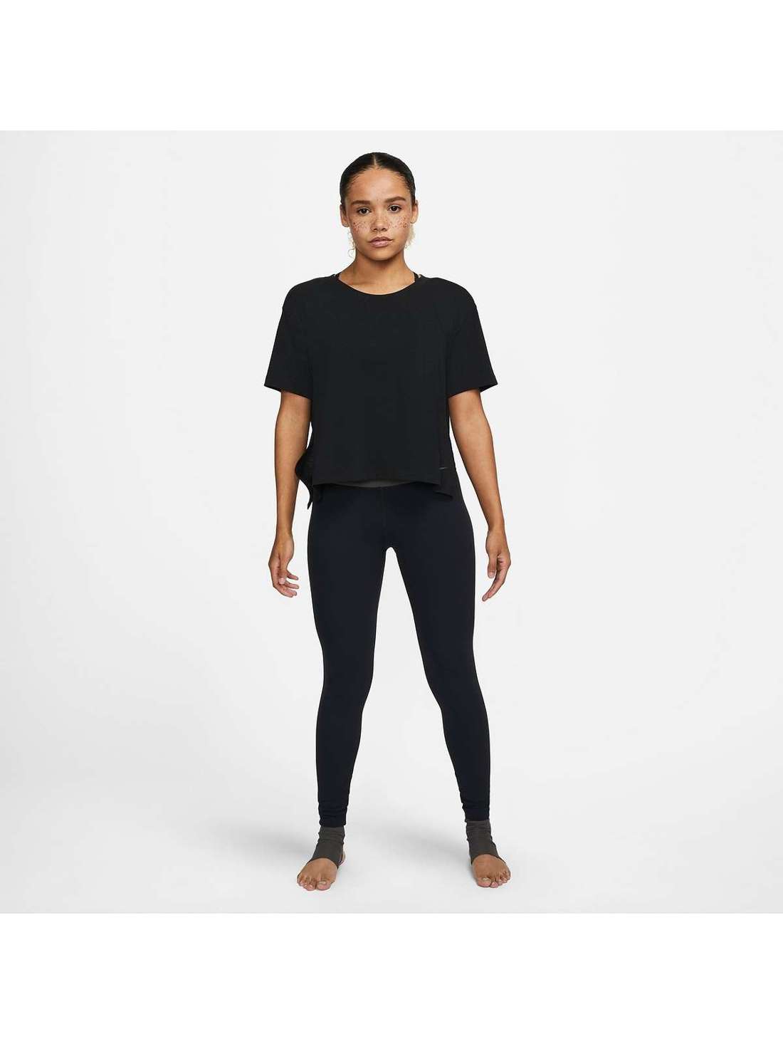 Футболка с технологией Dri-FIT отводит пот с кожи. Große Größen