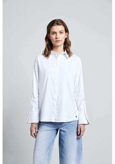 Блузка-рубашка из эластичной хлопчатобумажной ткани.