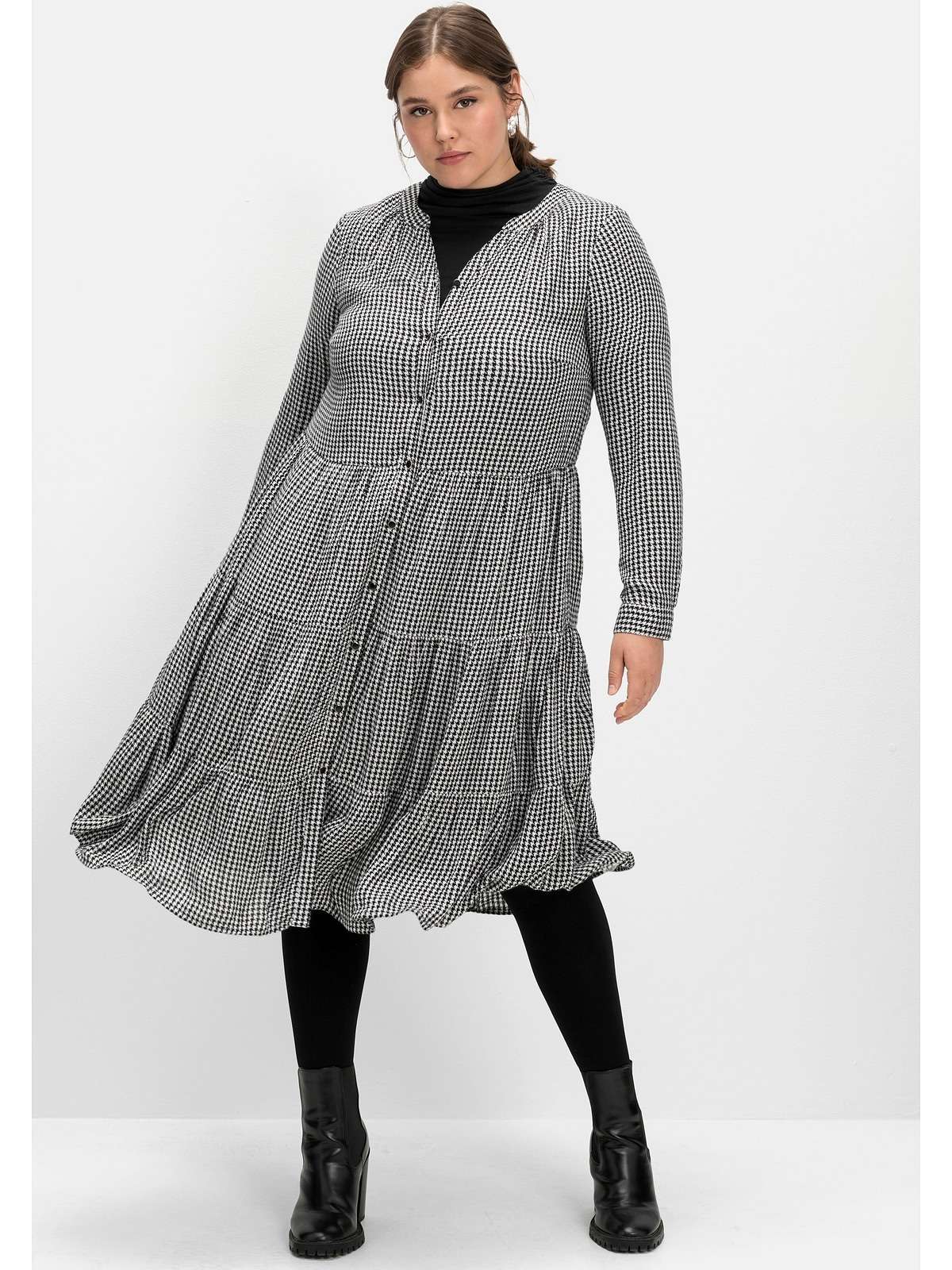 Платье-блузка с узором пепита, широкая расклешенная юбка.