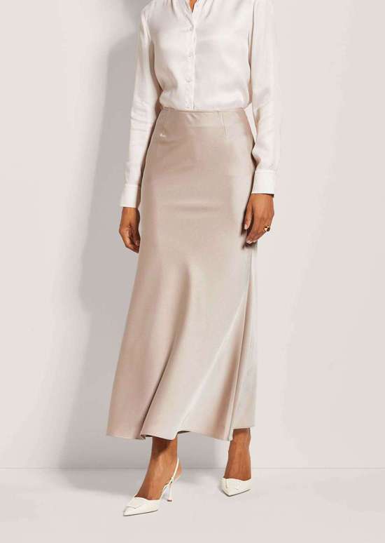 Длинная атласная юбка