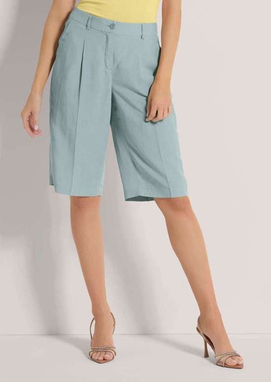 Шорты-бермуды с поясом и загнутыми складками