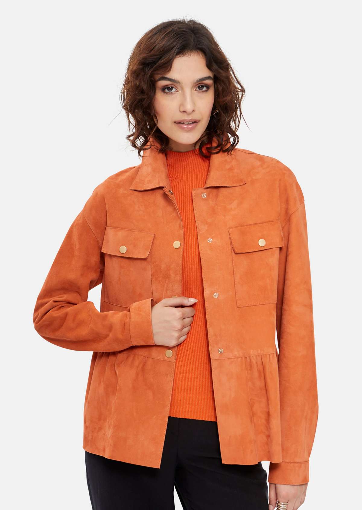 Замшевая кожаная куртка рубашечного типа с карманами