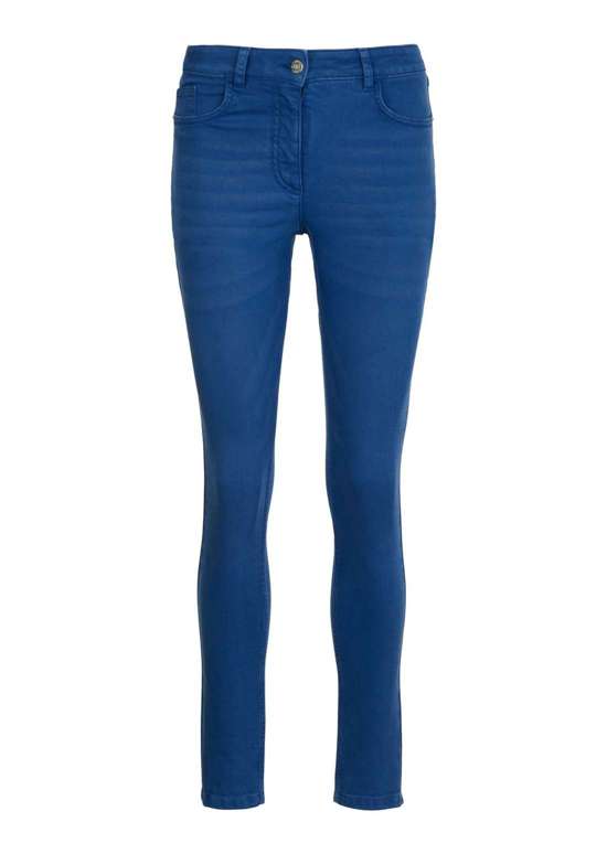 Джинсы с пятью карманами длиной до щиколотки и комфортной эластичностью.