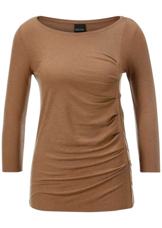 Рубашка с рукавами 3/4 и вырезом-лодочкой.