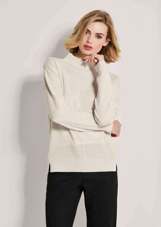 Свитер с воротником-стойкой из экологически чистого кашемира.