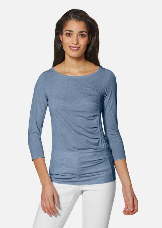 Рубашка с рукавами 3/4 и вырезом-лодочкой.