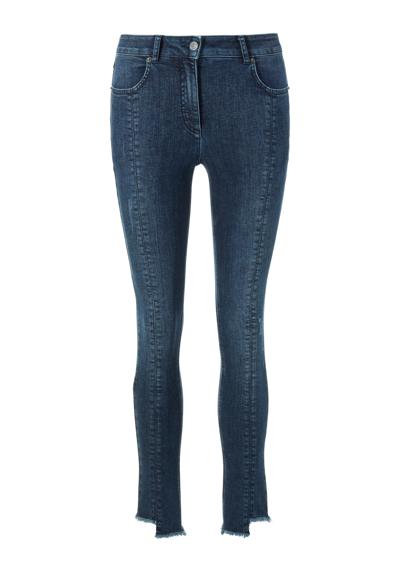 Узкие джинсы с новыми модными деталями