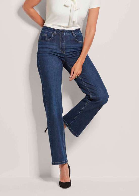 Джинсы М прямого кроя с вышивкой логотипа.