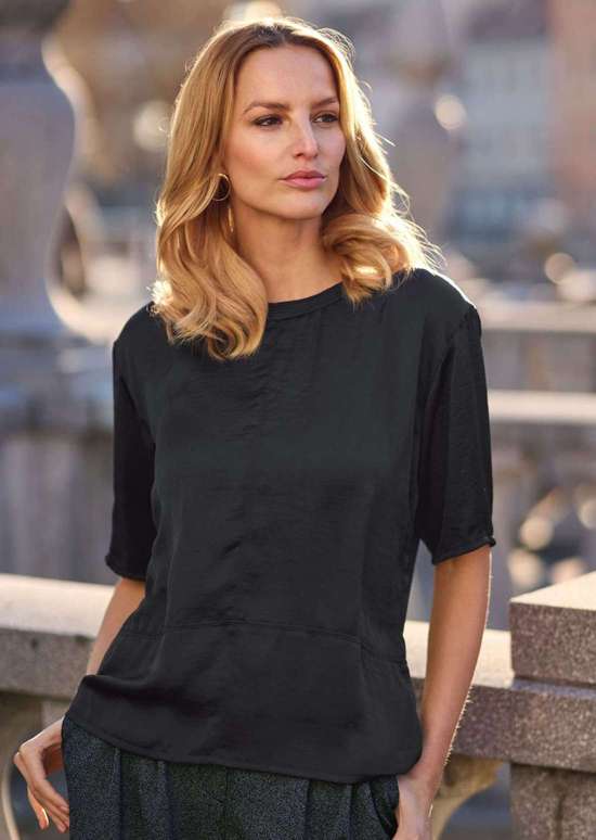 Блуза с полурукавами и декоративными швами