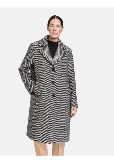 Длинное шерстяное пальто с большим воротником с лацканами.