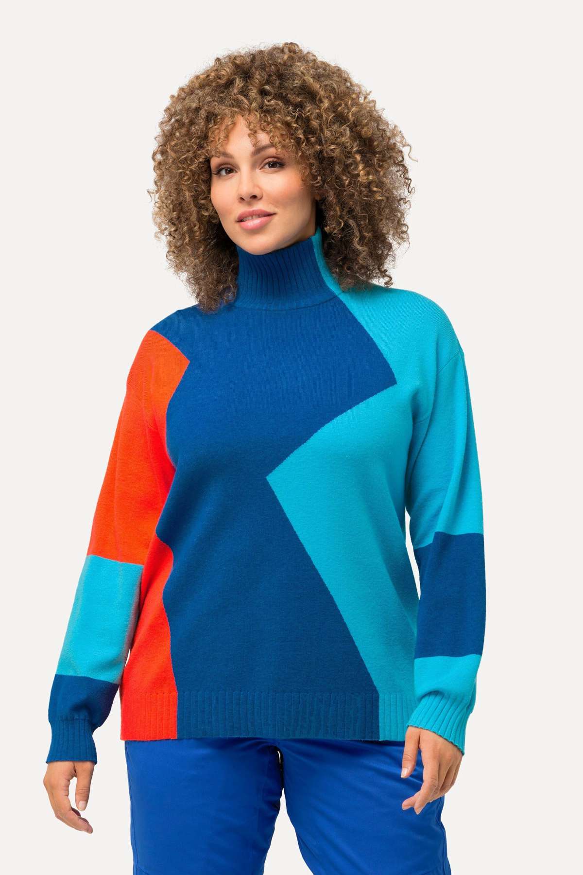 Вязаный пуловер с колор-блоком, воротник стойка, длинный рукав.