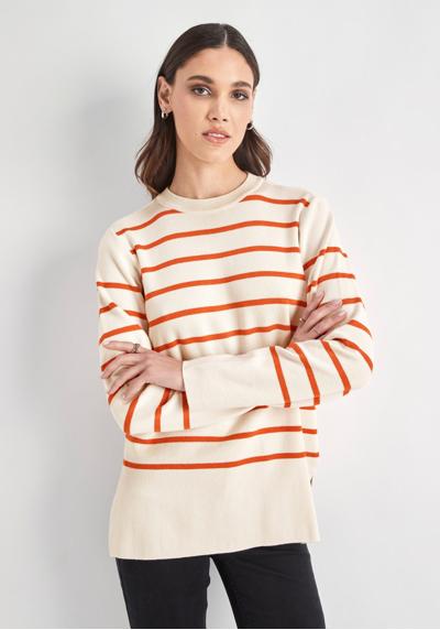 Вязаный свитер с модным круглым вырезом.