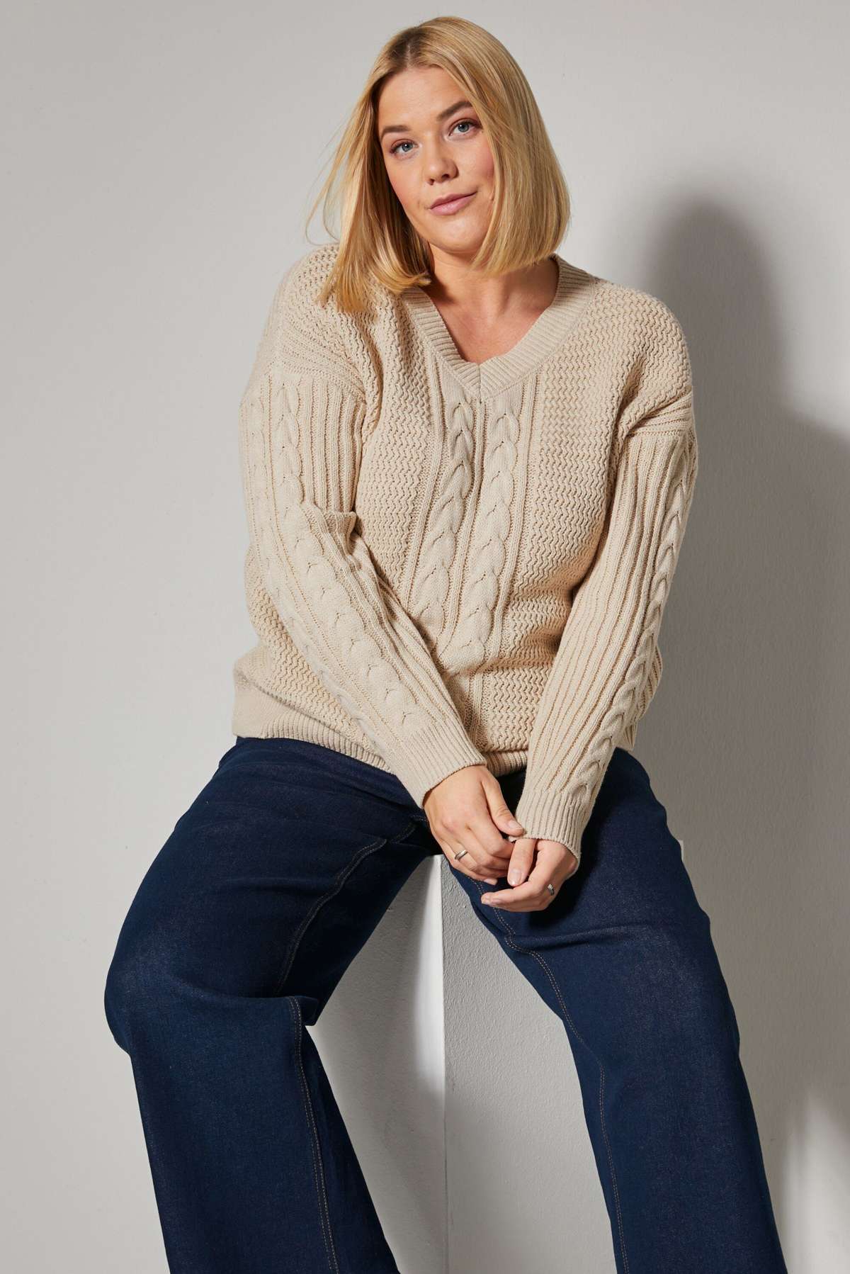 Вязаный свитер-пуловер оверсайз косой вязки с длинным рукавом
