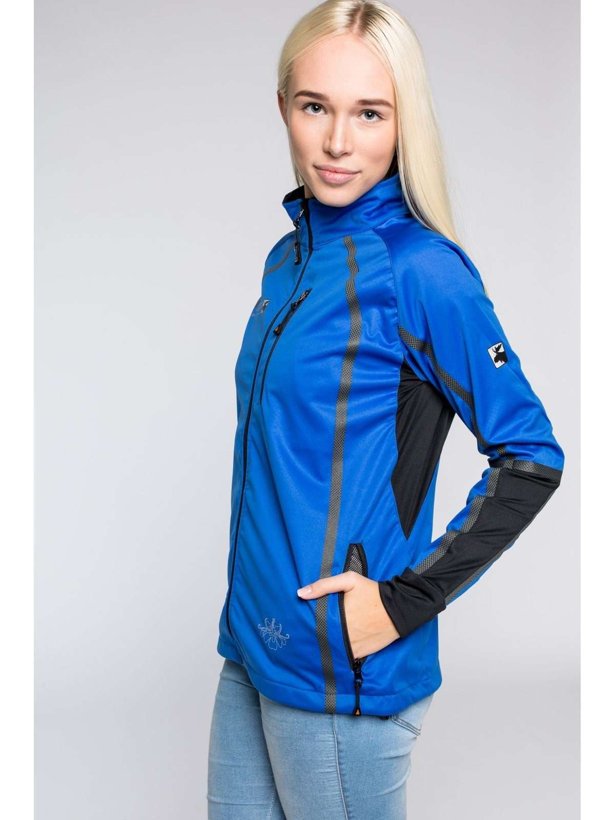 Женская куртка из софтшелла среднего слоя THORSBY также доступна в больших размерах.