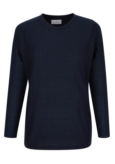 Вязаный свитер-свитер с узором спицами.