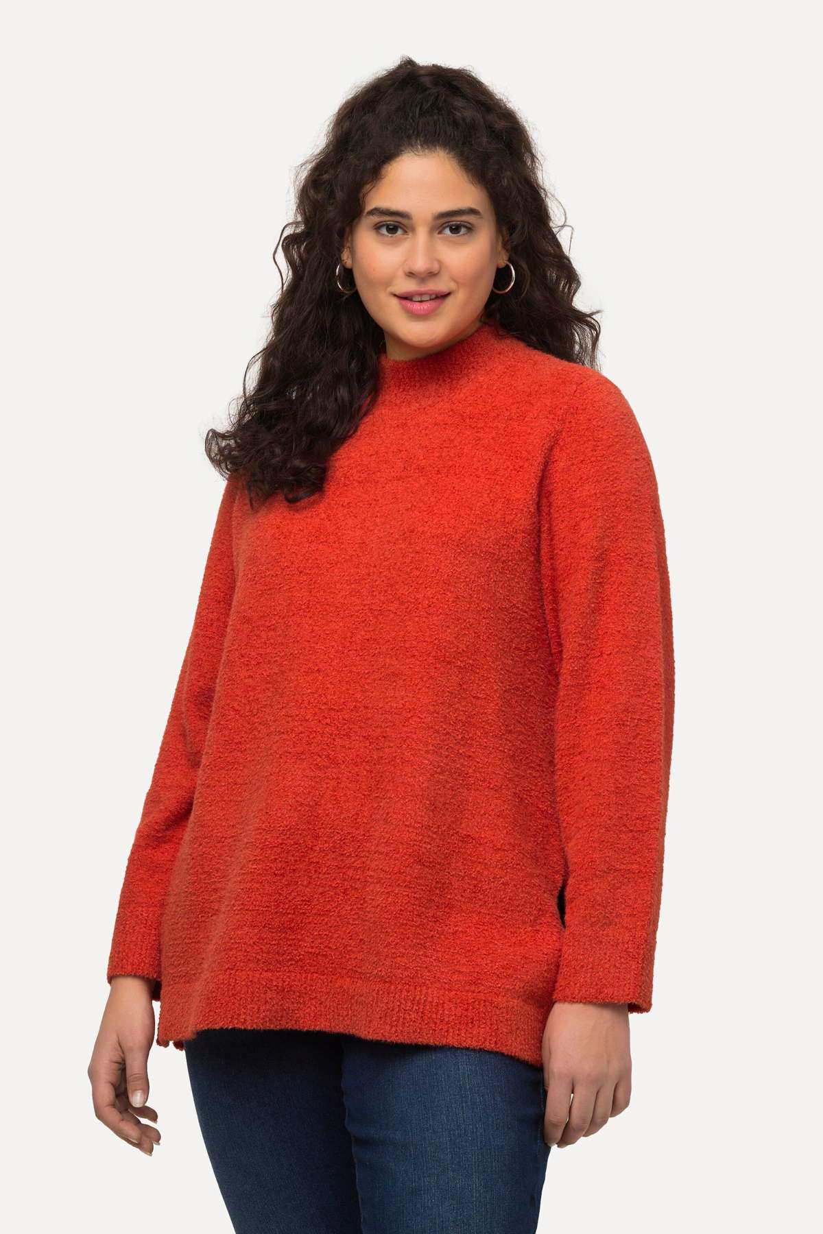 Вязаный свитер-пуловер с мягким воротником-стойкой и длинными рукавами.