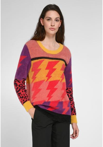 Вязаный свитер-джемпер современного дизайна.