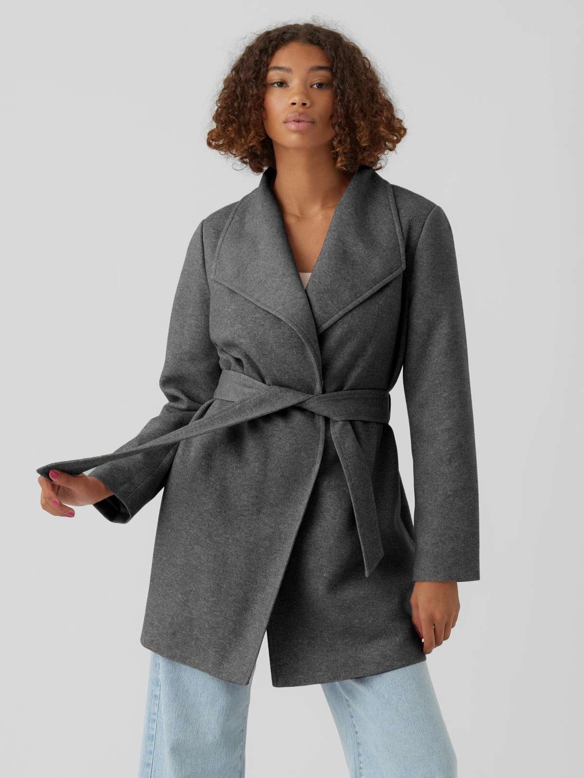 Короткое пальто Элегантное полупальто с завязывающимся поясом Повседневная зимняя куртка 6765 серого цвета