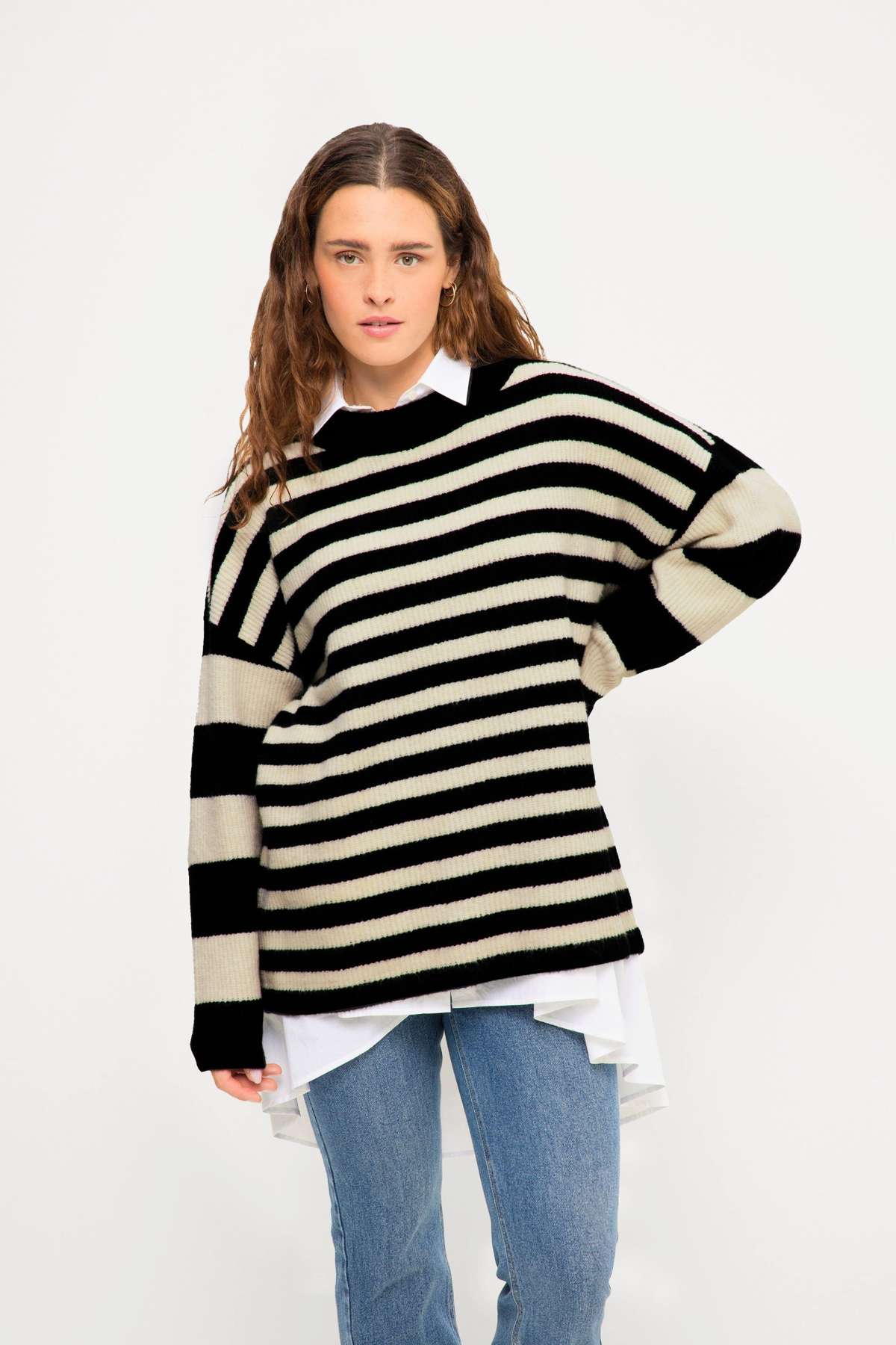 Вязаный свитер-пуловер оверсайз в полоску с круглым вырезом и длинными рукавами