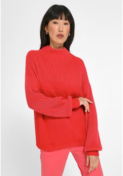 Вязаный свитер-джемпер современного дизайна.