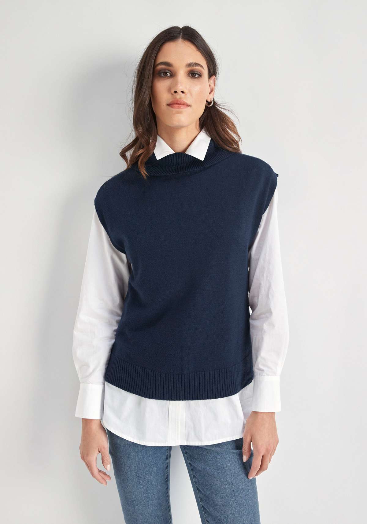 Пуловер из высококачественного материала.