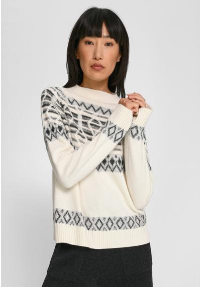 Вязаный свитер-джемпер классического дизайна.