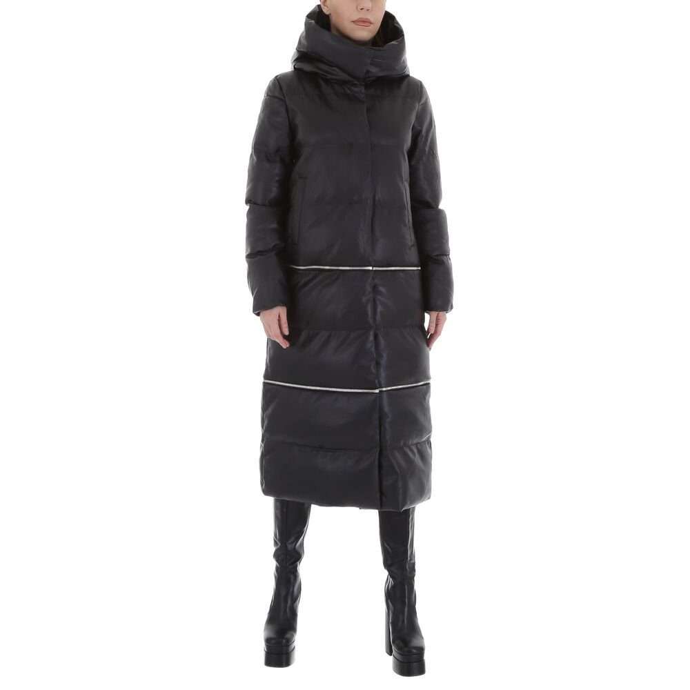 Зимнее женское пальто на подкладке с капюшоном для досуга черного цвета