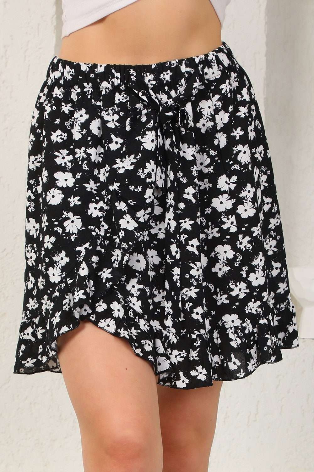 Летняя юбка мини-юбка с цветочным принтом, воланами и завязывающимся поясом