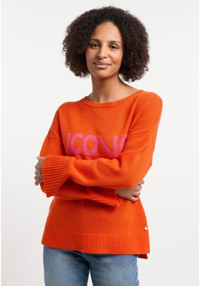 Вязаный пуловер с нежными цветными деталями.
