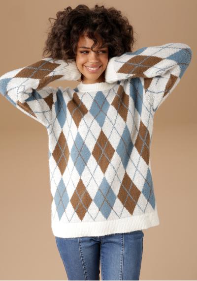 Вязаный свитер с выразительным ромбовидным узором.