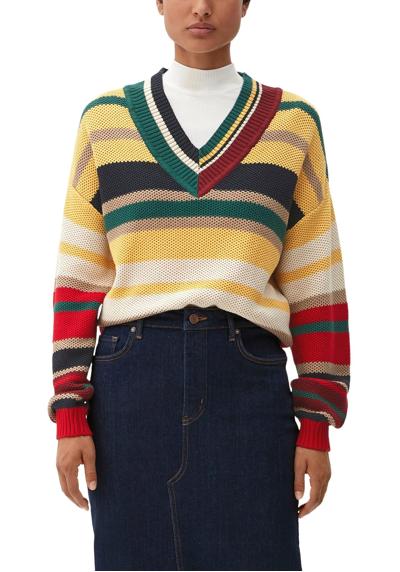 Вязаный свитер в особом цветовом сочетании.