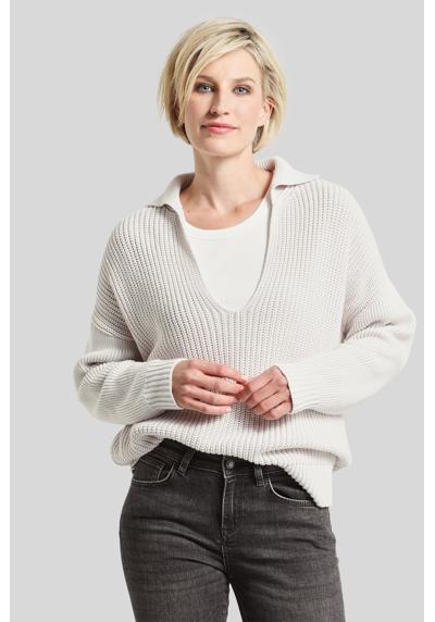 Вязаный свитер с V-образным вырезом и воротником.