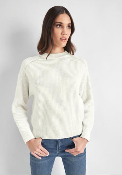 Вязаный свитер из качественного материала.