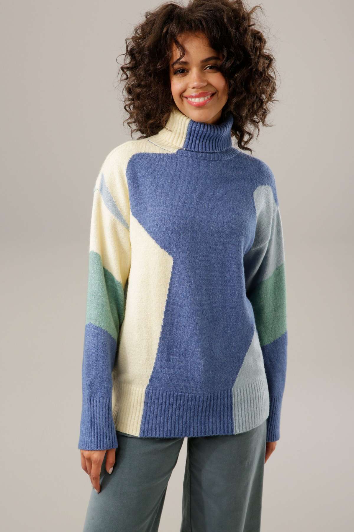 Вязаный свитер гармоничного цвета.