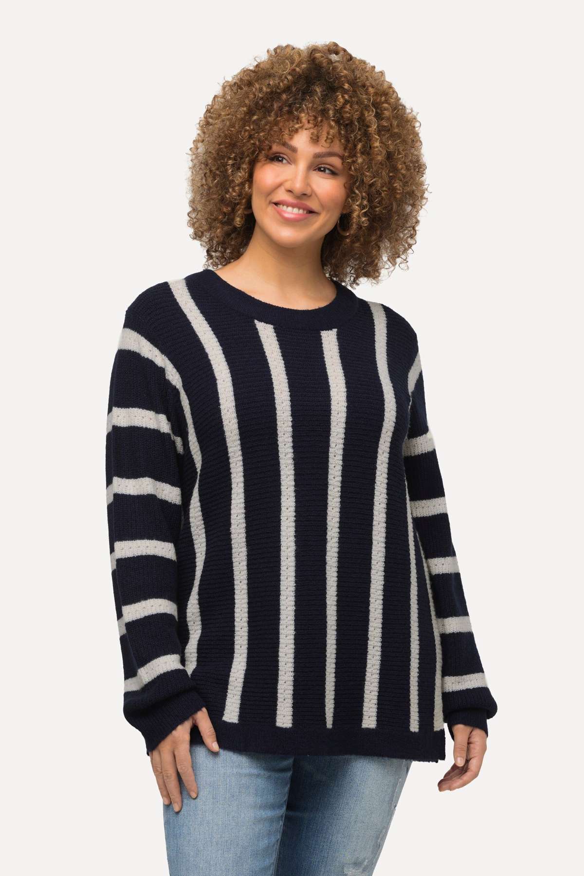 Вязаный свитер-пуловер в широкую полоску с круглым вырезом и длинным рукавом