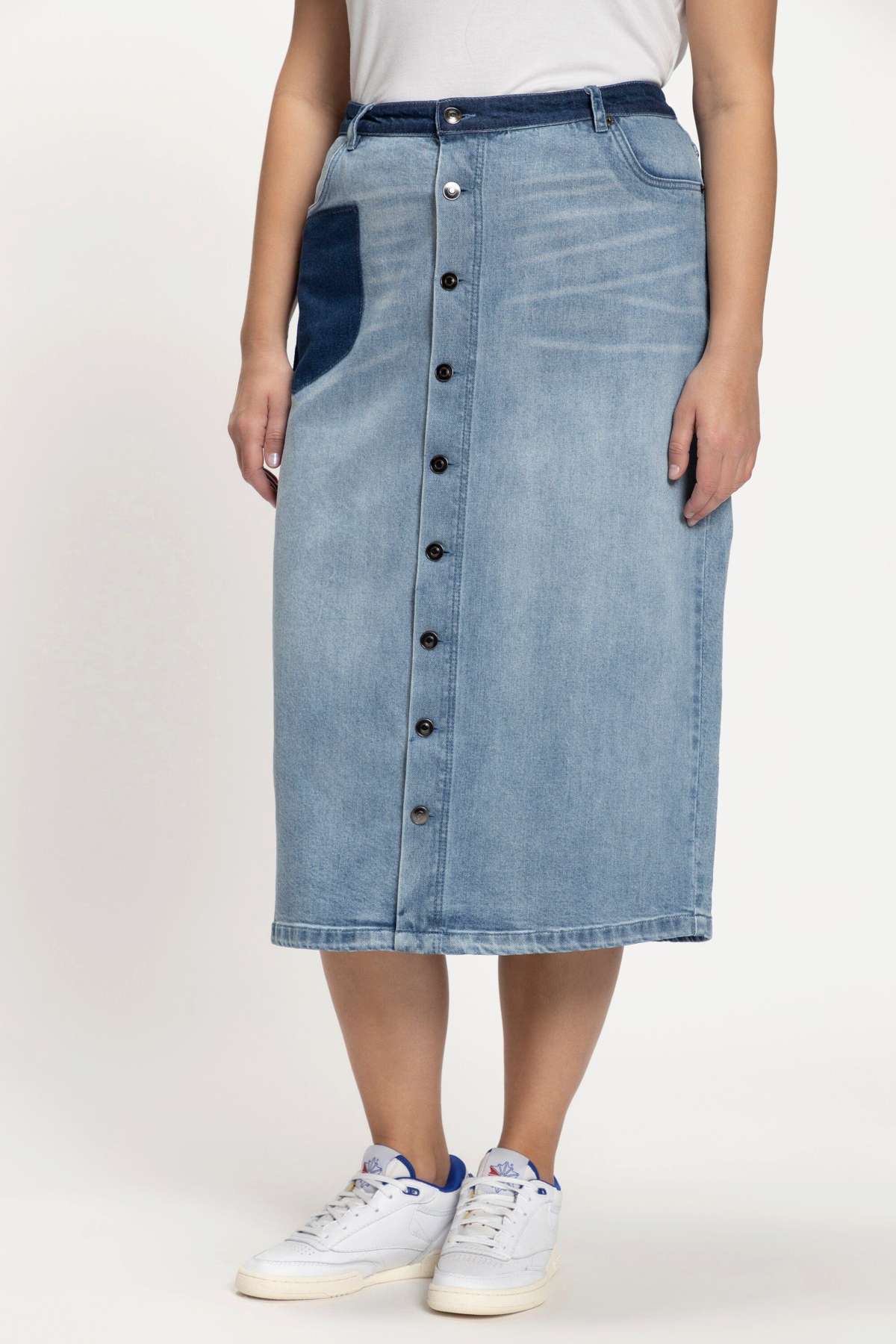 Джинсовая юбка Джинсовая юбка, планка на пуговицах, шлевки для ремня А-силуэта