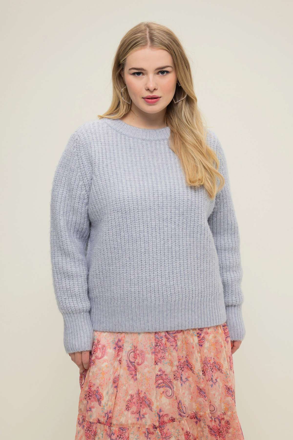 Вязаный пуловер квадратной формы в рубчик с круглым вырезом и длинными рукавами