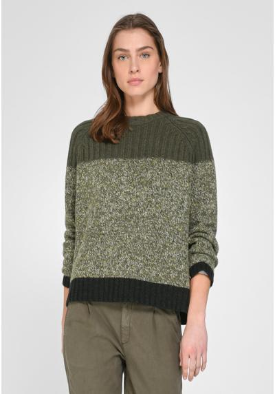 Вязаный шерстяной свитер современного дизайна.