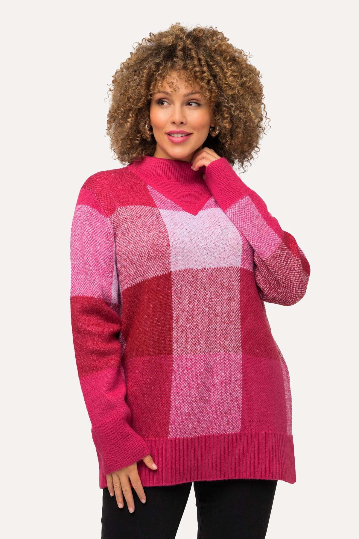 Вязаный свитер-пуловер в клетку с воротником-стойкой и длинным рукавом