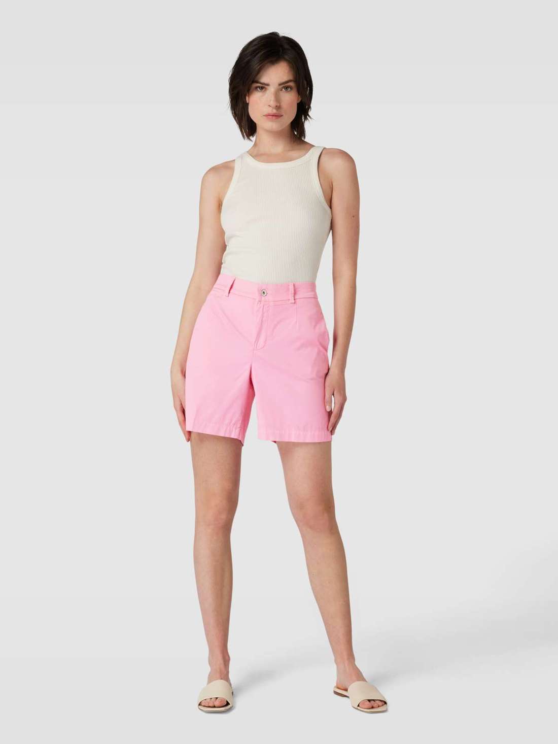 Шорты-бермуды с боковыми карманами