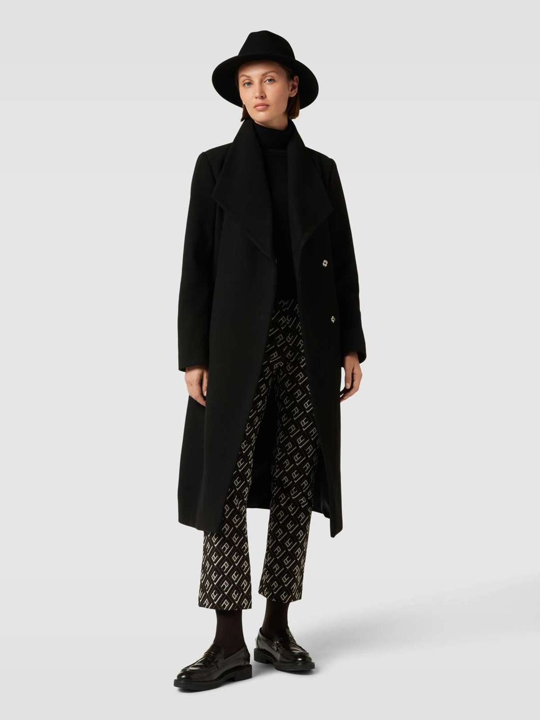 Пальто с поясом